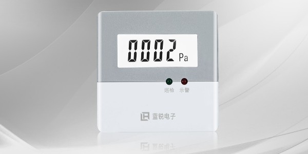 如何安装<i style='color:red'>免接管余压传感器</i>？